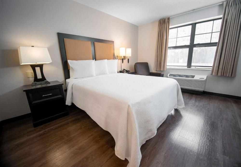 Deluxe Studio with 1 Queen Bed - Non-Smoking interior